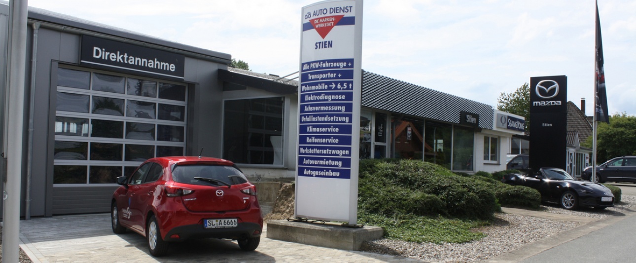 Außenbereich Autohaus Stien mit Werbepylonen